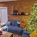 Izba s vianočným stromčekom a stenou obloženou tehlovým obkladom