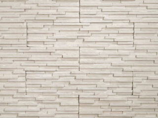 Horizontálne vrstvený obklad s prirodzenou štruktúrou v bielej farbe. Obklad Arctic Bianco