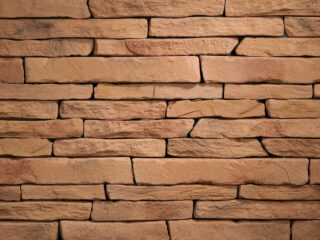 Voľne kladený fasádny obklad s prirodzenou štruktúrou v hnedej farbe.