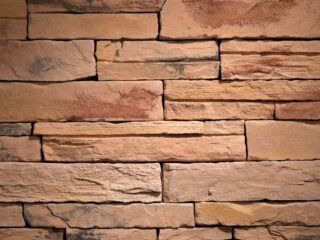 Moderné prevedenie kamenného obkladu v peknej hnedej farbe