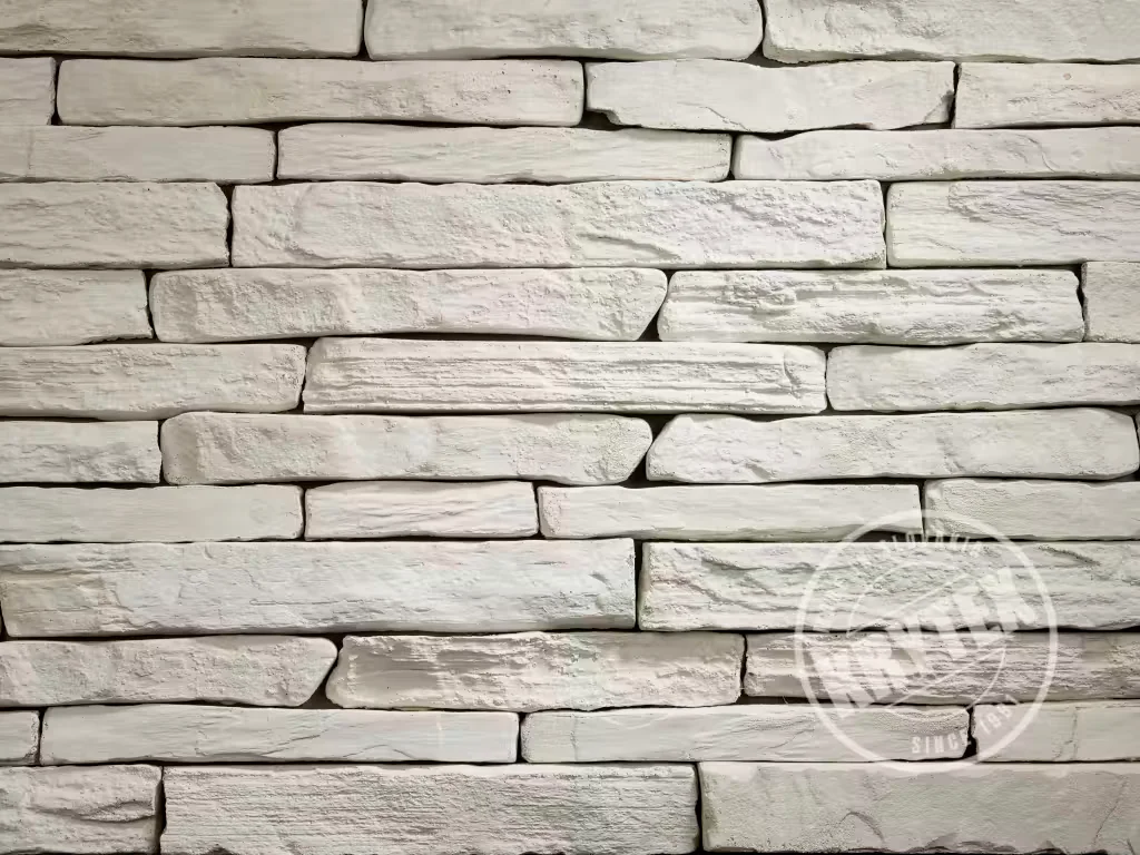 Voľne kladený fasádny obklad s prirodzenou štruktúrou v bielej farbe. Obklad Lámaný kameň F05