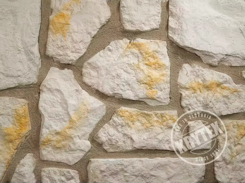 Voľne kladený fasádny obklad v Toskánskom štýle v bielej farbe s melírom. Obklad Oravský kameň Bianco